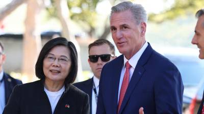El jefe de la Cámara Baja de EEUU, Kevin McCarthy, recibió a la presidenta de Taiwán Tsai Ing-wen en Los Ángeles.