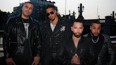 Romeo Santos y sus primos y compañeros del grupo Aventura; Lenny, Max y Henry Santos.