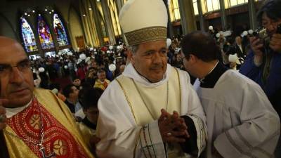 Detractores del obispo interrumpieron la ceremonia de asunción en varias ocasiones.