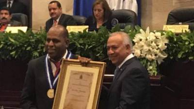 José Luis Barralaga, periodista de Diario La Prensa, recibió el reconocimiento de manos del presidente del Congreso Nacional, Mauricio Oliva.