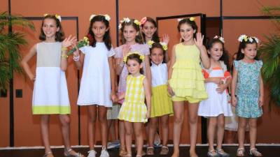 Carmela, Lucía, Giuliana y Daniela Canahuati y Olga Facussé con Vivianne Pascua y Olivia Canahuati lucieron los espectaculares diseños infantiles de la firma EPK.