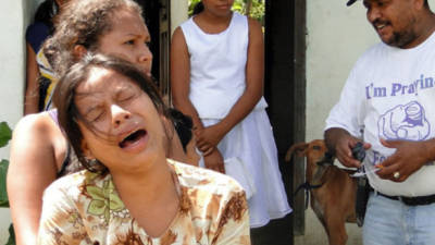 Cinthia Yamileth Marques Hernández, hermana de Frelin, llora desconsoladamente el brutal asesinato del pequeño que ya no alegrará el hogar son su risa y juegos.