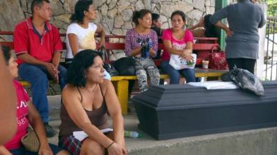 Los familiares de Gabriela Alejandra y de su hijo esperaron hasta ayer para que les entregaran los cuerpos en la morgue, pues tuvieron que identificarlos por sus rasgos físicos y tatuajes, ya que estaban en estado de descomposición.