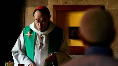 El arzobispo de Lyon, Philippe Barbarin (i). EFE/Archivo