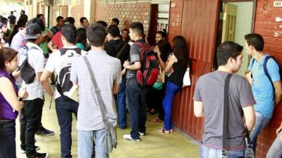 En las aulas del edificio 1 de la Unah-vs se encuentra un gran número de estudiantes que cursan asignaturas generales.