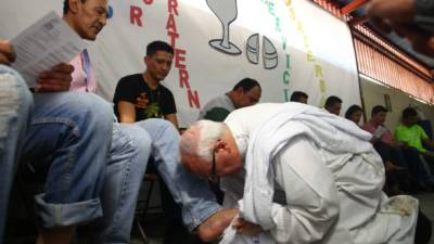 A un grupo de doce privados de libertad del Centro Penal sampedrano que representaron los discípulos, monseñor Ángel Garachana lavó los pies.