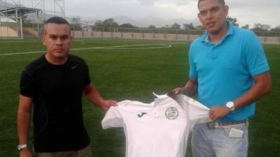 Roy Posas (derecha) posando con la camiseta del Juticalpa.