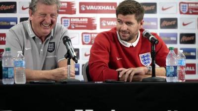 ARCHIVO - En esta foto del sábado 8 de mayo de 2021, el técnico de Crystal Palace Roy Hodgson da instrucciones durante el partido contra Sheffield United por la Liga Premier inglesa. (AP Foto/Peter Powell, Pool, archivo)