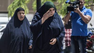 Familiares de los pasajeros del vuelo MS804 de EgyptAir que se estrelló cuando realizaba el trayecto París-El Cairo llegan al aeropuerto de El Cairo.