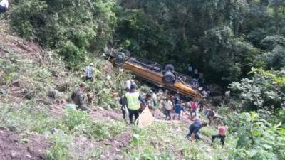 El bus cayó en una hondonada sobre la carretera que de San Juan deOpoa conduce a Gracias, Lempira.