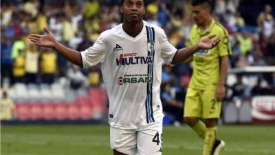 Ronaldinho tuvo una gran actuación contra el América en el estadio Azteca.