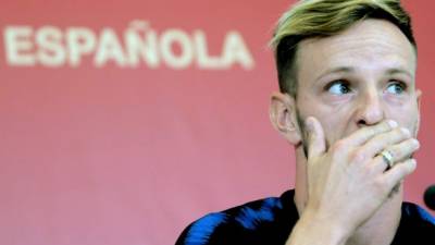 El jugador de la selección croata, Ivan Rakitic, durante la rueda de prensa que ha ofrecido en el estadio Martinez Valero de Elche (Alicante) donde mañana se enfrentan a la selección española durante el partido de la Liga de Naciones. EFE