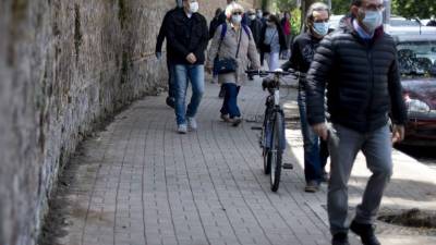 Transeúntes con mascarillas caminan por las calles de Roma. El desencanto de los italianos con sus socios europeos levanta temores sobre el surgimiento de un movimiento de salida de la UE, como ya sucedió en el Reino Unido.
