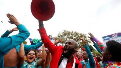 Artistas se presentan en el salsódromo durante la tradicional feria de Cali, el pasado 24 de diciembre de 2021.