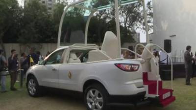 Pope Francis waves as he arrive in the Popemobile at the Saint Joseph Cathedral in Bucharest on May 31, 2019. - Pope Francis came to Romania with a message of integration not just for its faith communities but for a post-election European Union, following nationalist gains. During the three-day trip to the mainly Orthodox country, which sits at the crossroads of Western and Eastern Europe, Francis is expected to touch on issues fuelling nationalism, such as poverty, as well as inter-religious relations. (Photo by Andreas SOLARO / AFP)