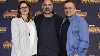 Mark Ruffalo junto a la productora Victoria Alonso y el coproductor Joe Ruso.