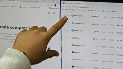 Fotoilustración de un hombre mientras observa un sitio de intercambio de criptomonedas. EFE