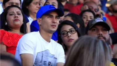 Marcelo Canales en las gradas del estadio Ceibeño junto a su esposa.