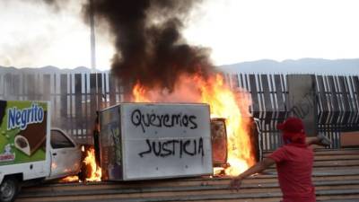 Destrozos ante el gobierno de Guerrero.