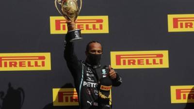 Lewis Hamilton en el podio tras el Gran Premio. FOTO EFE.