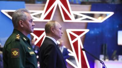 El presidente ruso, Vladimir Putin y si ministro de Defensa, Sergei Shoigu durante una ezhibición de equipo militar el pasado 21 de diciembre.