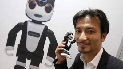 Robohon tiene múltiples aplicaciones, pues además de ser un teléfono, puede reconocer rostros y hace las veces de proyector.