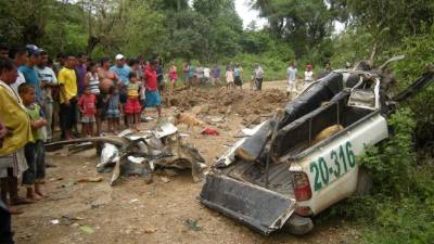 Campesinos observan el sitio en el que una patrulla militar sufrió una emboscada, en el departamento de Norte de Santander (noreste de Colombia), en 2010. EFE/Archivo