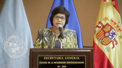 ES3001. SAN SALVADOR (EL SALVADOR), 18/02/2015.- La directora del Centro Regional para América Latina y el Caribe del PNUD, Rebeca Arias, habla hoy, miércoles 18 de febrero de 2015, tras la firma de un convenio durante un acto en San Salvador. El Sistema de la Integración Centroamericana (SICA) lanzó en la capital un proyecto regional de prevención de la violencia contra niños y jóvenes financiado por la Cooperación Española con seis millones de dólares. EFE/Oscar Rivera