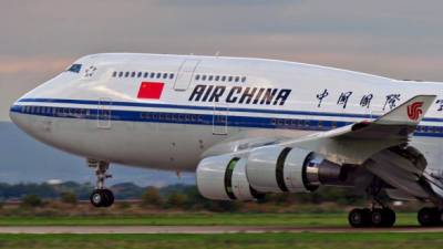 Un avión de Air China se apresta a despegar de un aeropuerto chino.