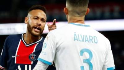 Neymar agredió al defensor español Álvaro González ya que lo acusó de racista.