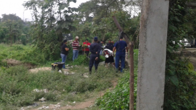 Lily Sage Weinrieb, Resident Funeral Director at International Funeral & Cremation Services transports a body to the funeral home on April 24, 2020 in the Harlem neighborhood of New York City. - For many families already in distress, finding a funeral home in New York that will accept the body of a loved one is a headache; in Harlem, International Funeral home tries not to turn anyone away, even if it means being under stress. (Photo by Johannes EISELE / AFP)