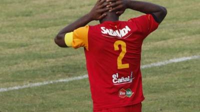 Osman Chávez se lamenta tras su error en el segundo gol del Marathón. Foto Delmer Martínez