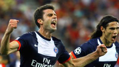 Thiago Motta celebra un gol con el uruguayo Edinson Cavani (d) ante el Olympiacos.