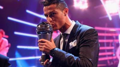 Cristiano Ronaldo fue condecorado este lunes por segundo año consecutivo con el premio 'The Best' de la FIFA, que designa al mejor jugador del mundo durante la última temporada.