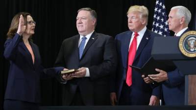 Gina Haspel fue juramentada por el secretario de Estado, Mike Pompeo, el presidente Trump y el vicepresidente Mike Pence./AFP.