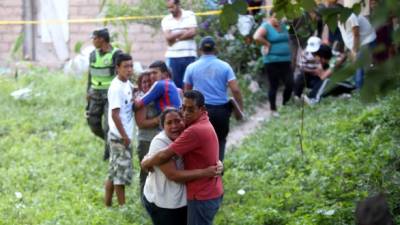 Los forenses al hacer el levantamiento del cadáver.