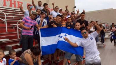 Un grupo de aficionados hondureños llegó al escenario donde entrenó la Selección de Honduras.