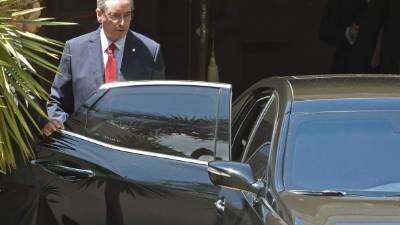 Cunha sale de su residencia luego de que fuera allanada por la Policía.