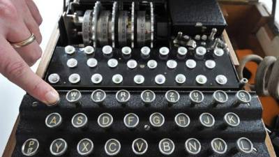 Una máquina de codificación Enigma K, que data de 1938, en una exposición del Instituto de Tecnología de Karlsruhe, Alemania. EFE/Archivo