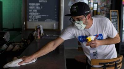 Los estadounidenses ya no tendrán que utilizar mascarilla en interiores, afirman expertos./AFP.