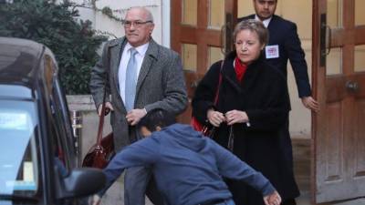 El presidente ejecutivo de Oxfam, Mark Goldring y la presidenta de administración de Oxfam, Caroline Thomson, abandonan el Departamento de Desarrollo Internacional (DFID) en el centro de Londres el 12 de febrero de 2018. Oxfam anunció una nueva serie de medidas para abordar los casos de abuso sexual después de recibir la orden de reunirse el gobierno británico hoy para explicar su manejo de un escándalo de prostitución de 2011 que involucró a sus trabajadores humanitarios en Haití.