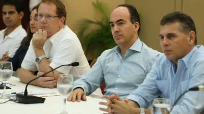 El embajador de EUA, James Nealon, junto a Emin Abufele y Alberto Bográn durante la reunión que tuvieron ayer en la CCIC para abordar temáticas relevantes.
