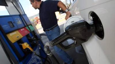 Un usuario llena el tanque de combustible de su carro.