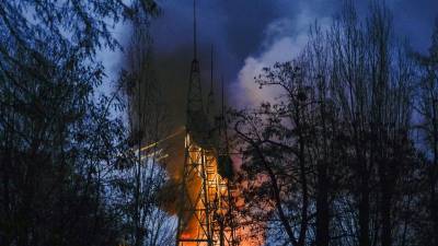 Fuego provocado por el ataque con drones.