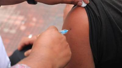 Cincuenta estados y del Distrito de Columbia exigen vacunación para difteria, tétanos, tos ferina, polio, sarampión, rubéola y varicela, y exceptuando Iowa, todos exigen la inmunización contra las paperas. Fotografía de archivo. EFE/Farooq Khan