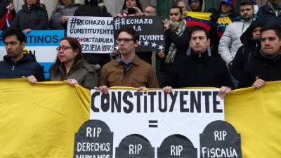 Miembros de la comunidad venezolana en Argentina protestan contra la elección de una 'Asamblea Constituyente', en Buenos Aires el 30 de julio de 2017.