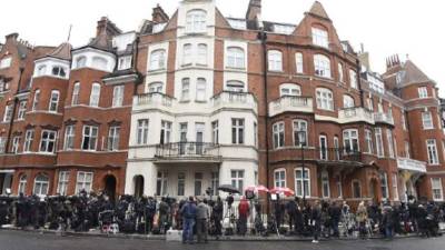 El fundador de WikiLeaks, el australiano Julian Assange, desde un balcón de la embajada de Ecuador en Londres, Reino Unido, donde se encuentra asilado. EFE/Archivo