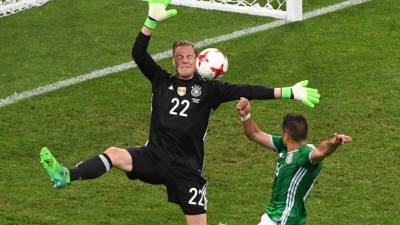 Germany's goalkeeper Marc-Andre Ter Stegen blocks a shot on goal by Mexico's forward Javier Hernandez (R) during the 2017 FIFA Confederations Cup semi-final football match between Germany and Mexico at the Fisht Stadium in Sochi on June 29, 2017. / AFP PHOTO / Patrik STOLLARZ