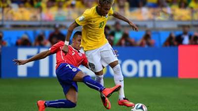 Neymar supera a Alexis Sánchez en el duelo.