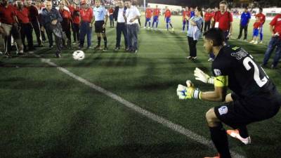 Emilio Larach hizo el saque de honor previo al inicio del partido Gimnástico-Olimpia.